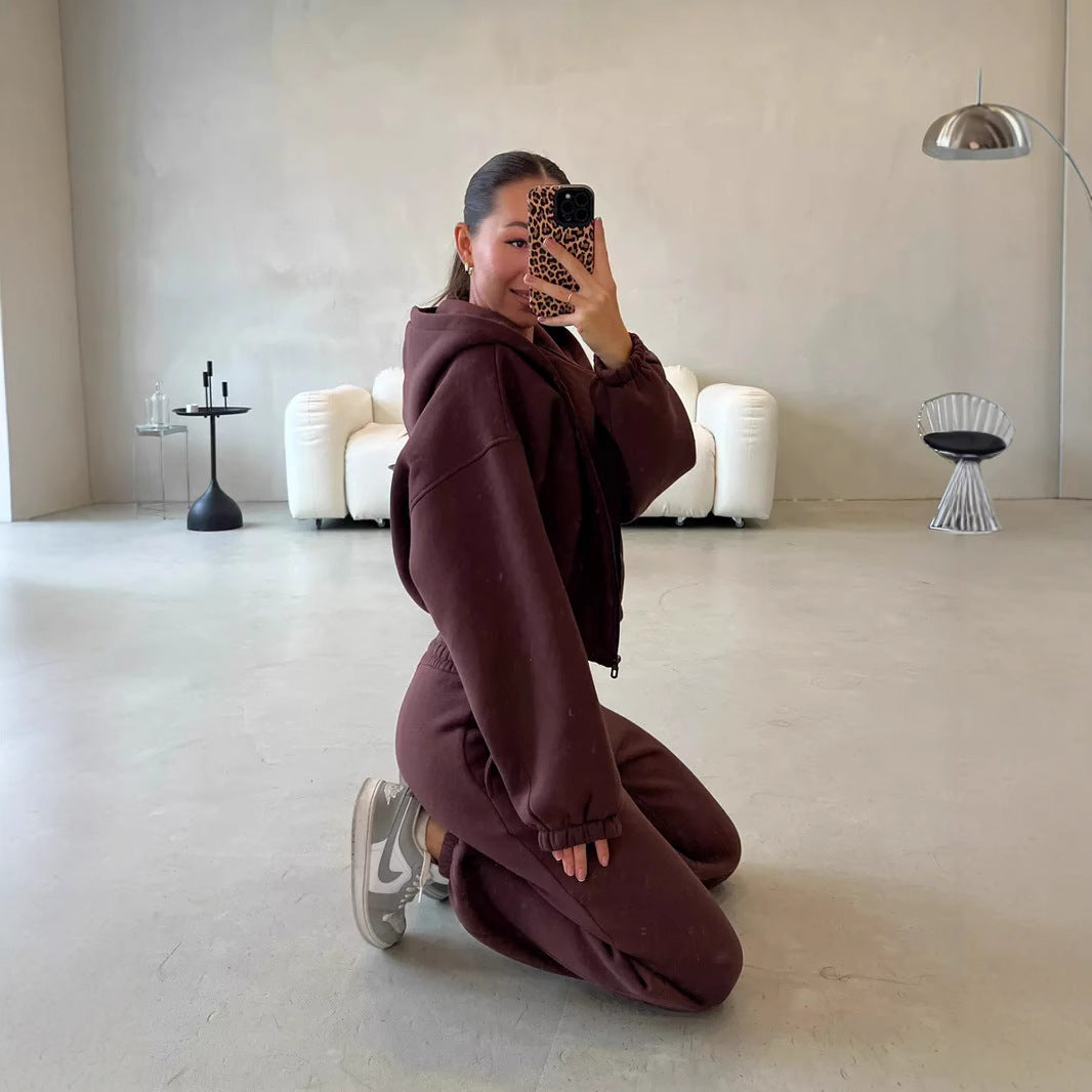 Kvindernes sporty loungewear sæt med brede bukser og hoodie Skovae