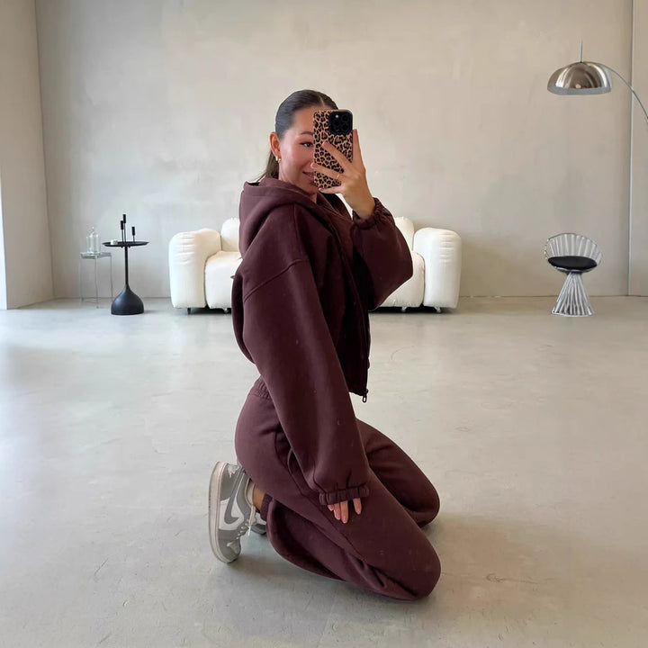 Kvindernes sporty loungewear sæt med brede bukser og hoodie Skovae