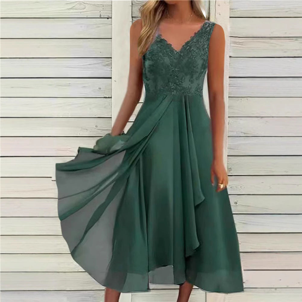 Damer i en elegant aftenkjole med broderet spids-byste, tætsiddende drapering og flydende lag-kjole Skovae