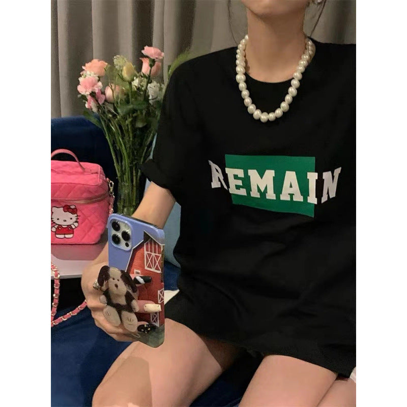 Dame T-Shirt med kreativt statement-design Stilla