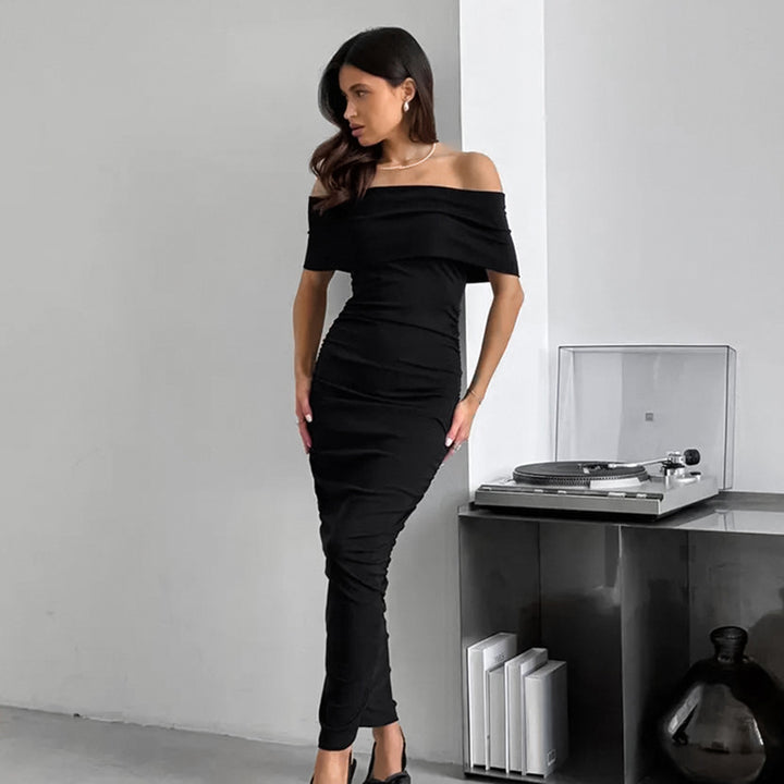 Dame Off-Shoulder Maxikjole med rynket design og tætsiddende silhuet Stilla