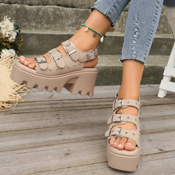 Dame Plateau Sandaler med justerbare Remme og elegante Nitter Stilla
