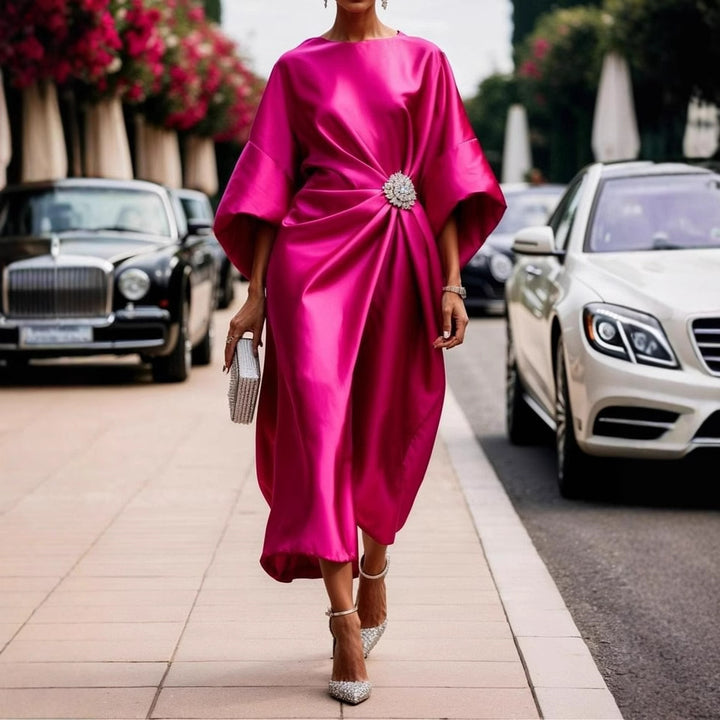 Dame nan elegant satin kaftan midikjole med kimonoærmer, sidelæg og dekorativ broche skovae