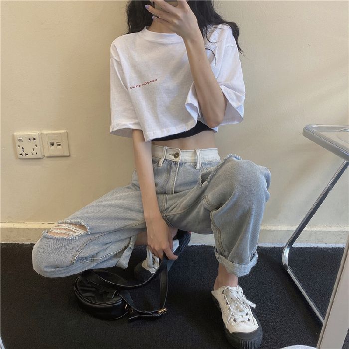 Kvinders cropped tank top med moderne bogstaver og figursyet snit