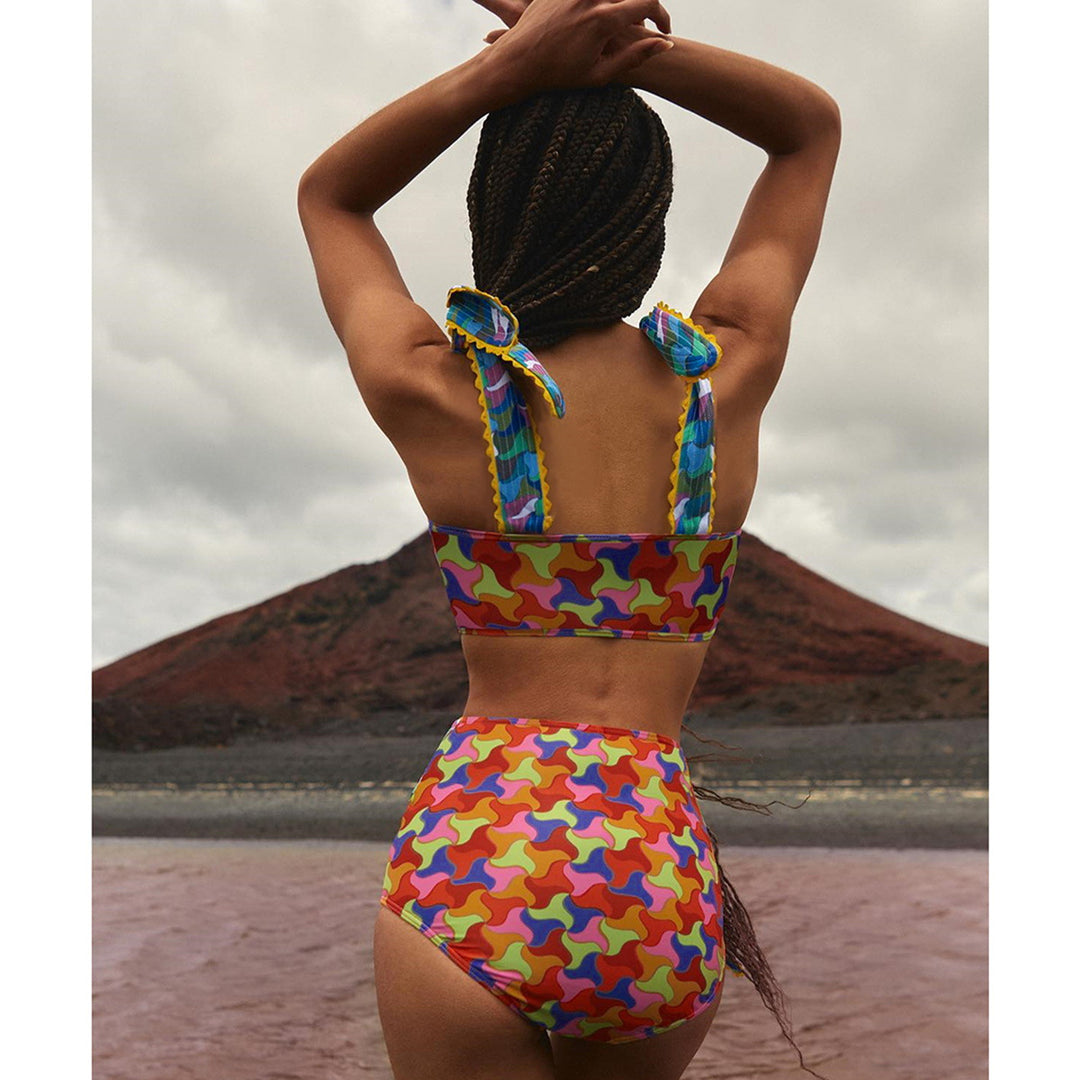 Dame bikini sæt med moderne omslagsrok og farverigt mønster Stilla