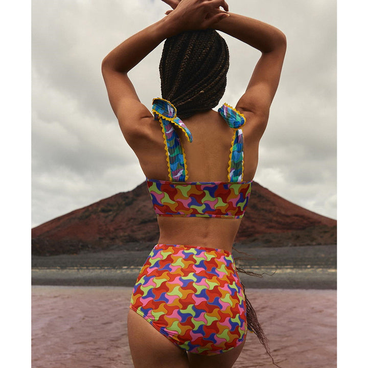 Dame bikini sæt med moderne omslagsrok og farverigt mønster Stilla