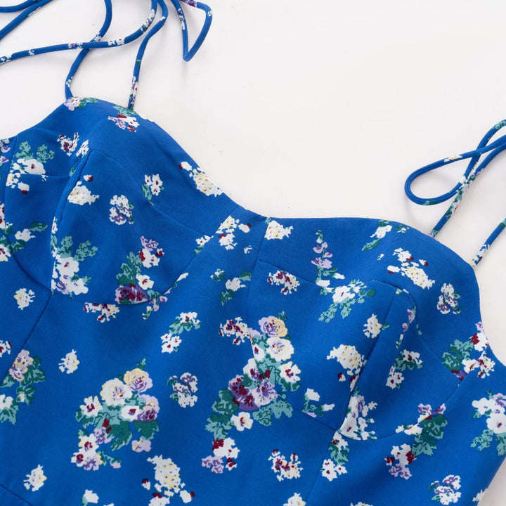 Dame sommerligt fritidskjole med fine spaghettistropper og blomstrende design Stilla