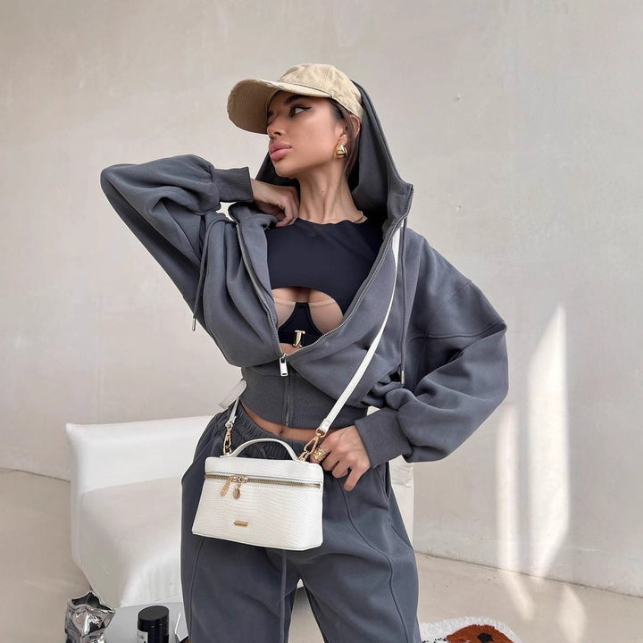 Kvinders afslappede og fashionable fritidssæt med cropped hoodie og brede bukser Skovae