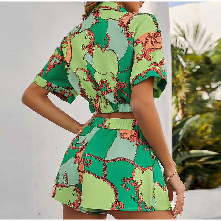 Dame sæt med kortærmet bluse og højtaljede shorts i trendy design Skovae