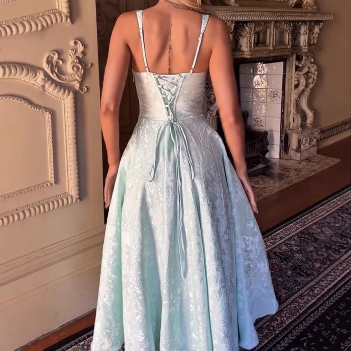 Kvinders elegante cocktailkjole med flæse top og udvidet nederdel
