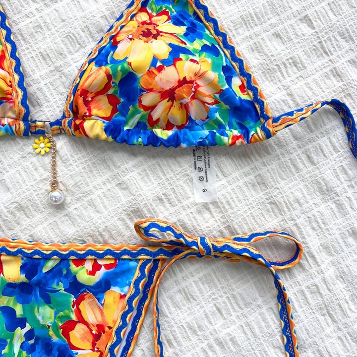 Dame bikini-sæt med detaljerig floral kant og legende stropdesign Stilla