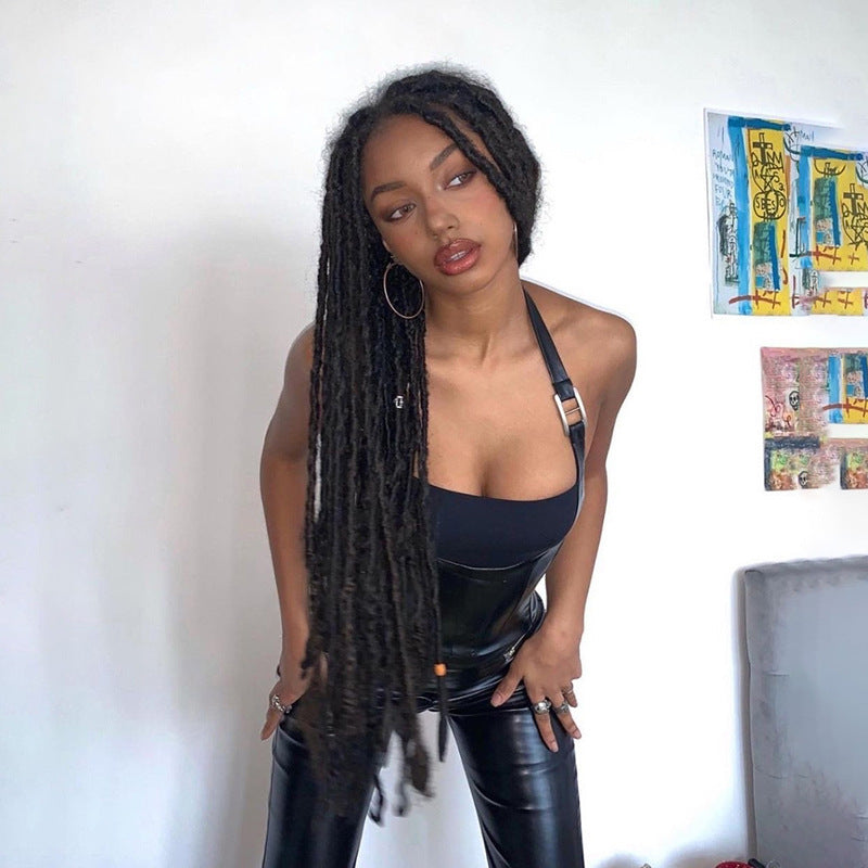 Dame læderlook crop-top med innovativt halterdesign Stilla