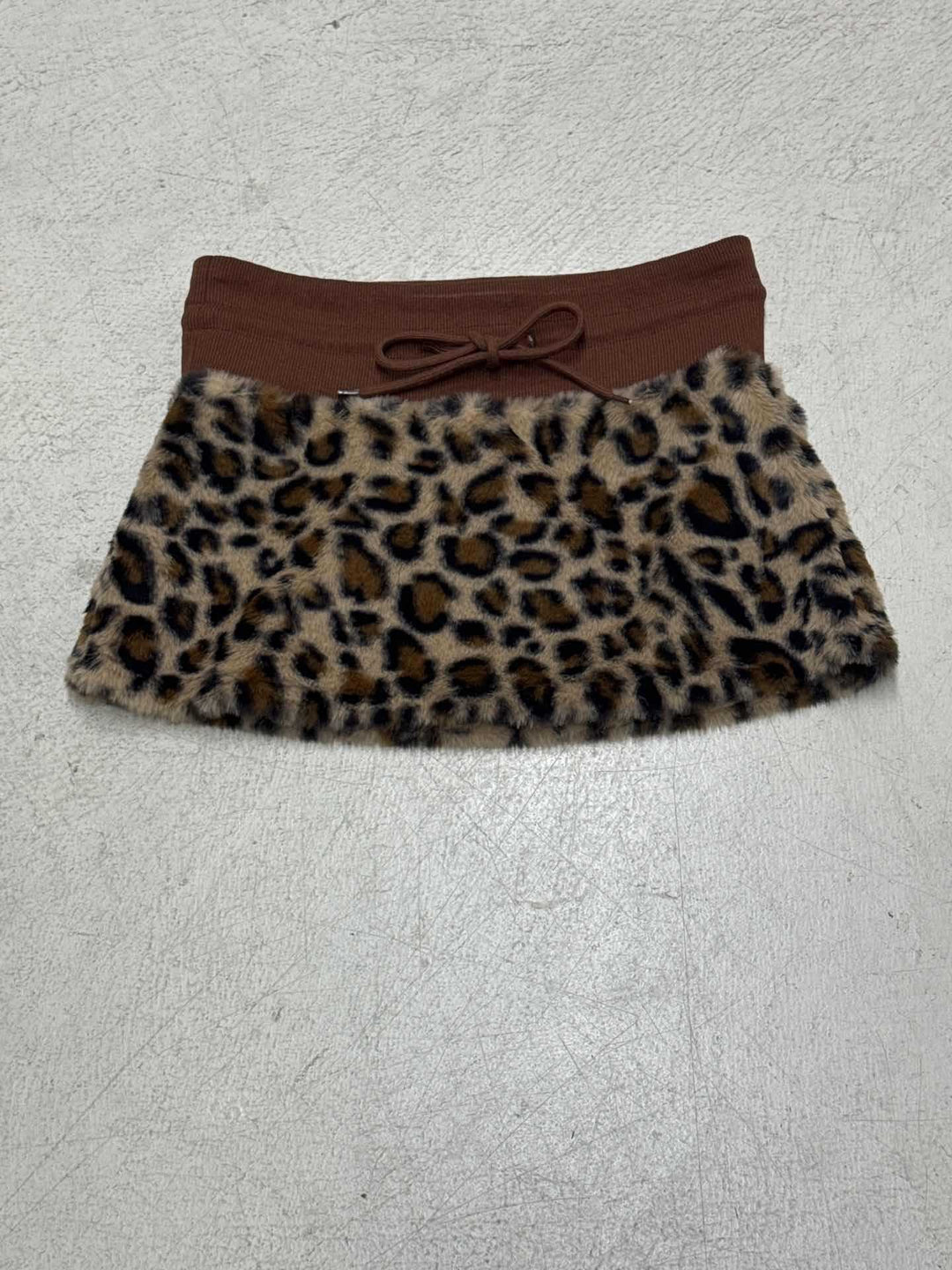 Damer nederdel i elegant leopardmønster med elastisk talje og skåret detalje Skovae