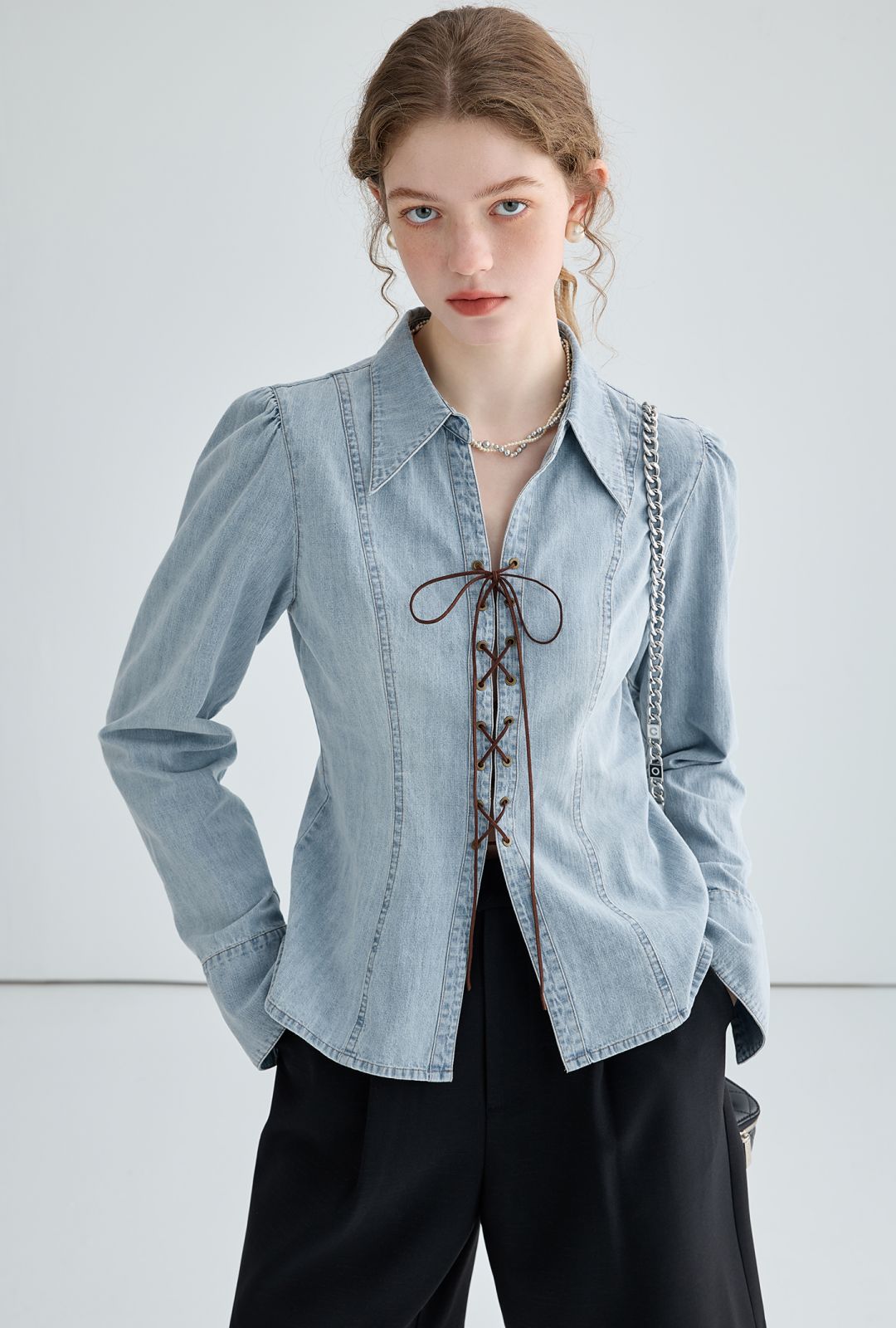 Kvinders jeansbluse med snøret halsudskæring og elegante pufærmer Stilla