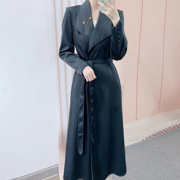 Dame elegant og figursyet lang blazer med broche Stilla