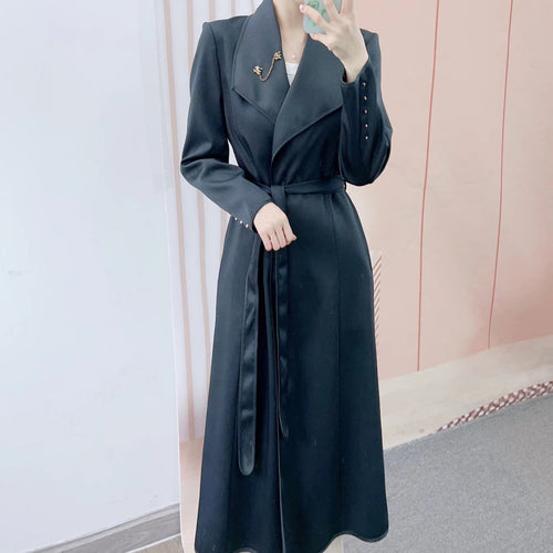 Dame elegant og figursyet lang blazer med broche Stilla