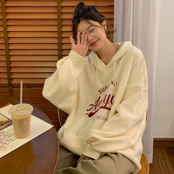 Kvinders hoodie med moderne skrift og afslappet pasform