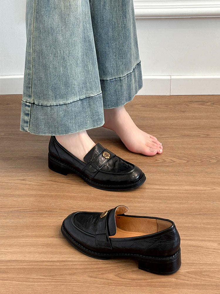 Dame elegante klumpet slippers med dekorativt gyldent accent Stilla