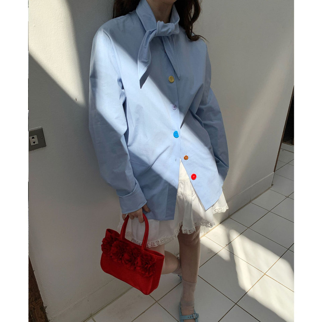 Dame mode bluse med farverige knapper Stilla
