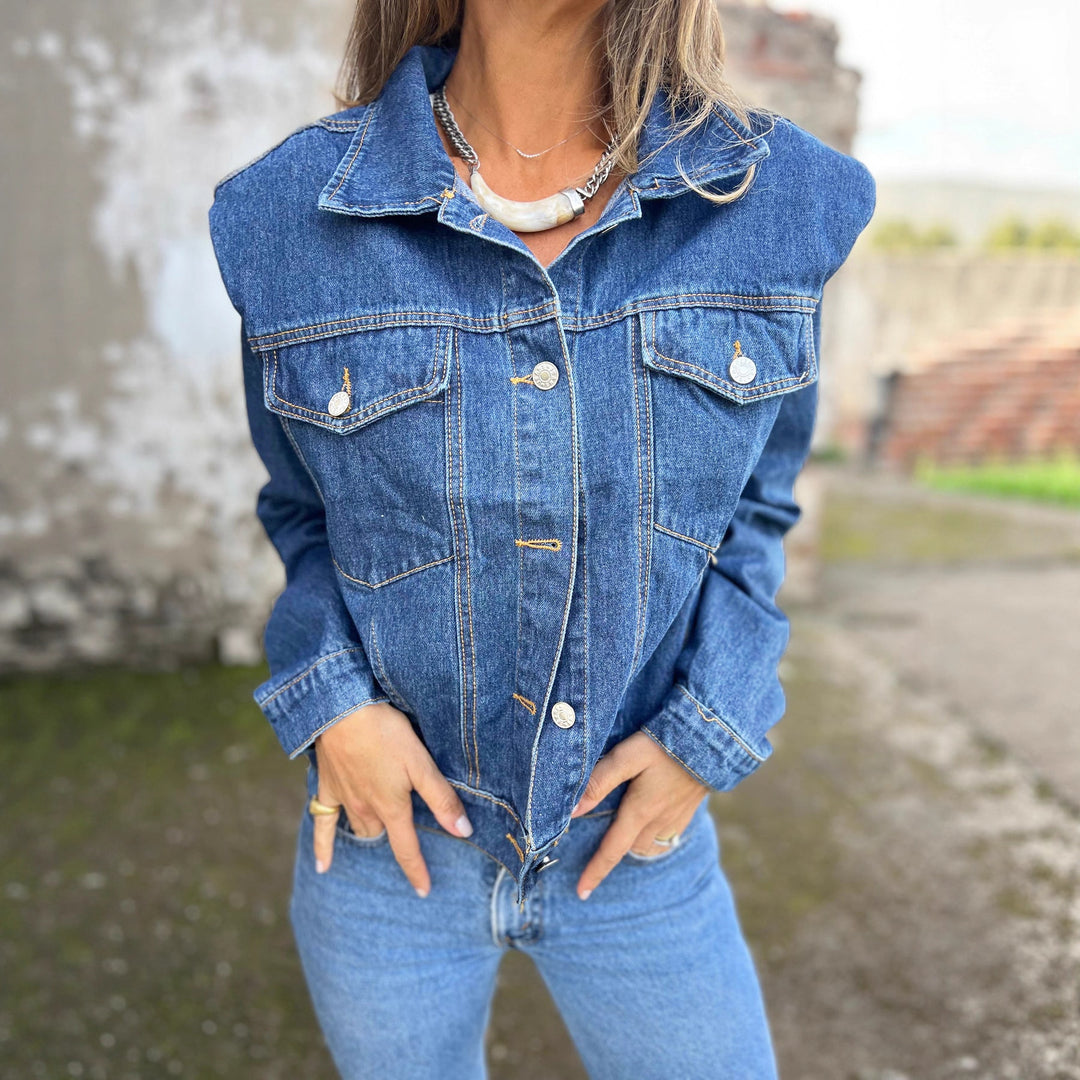 Kvinders denimjakke i et moderne snit med praktiske lommer og trendy detaljer Stilla