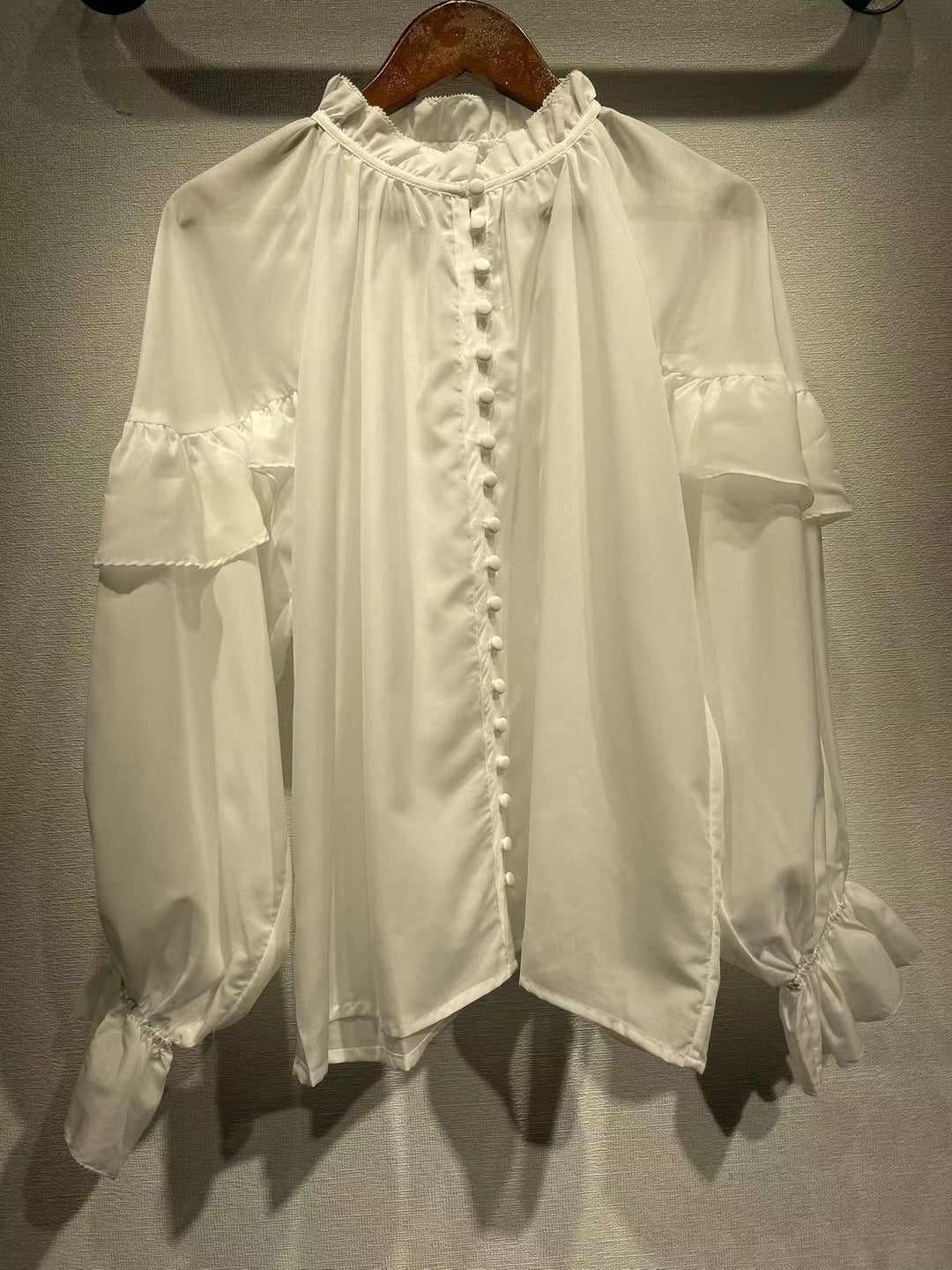 Damebluse med høje flæser og elegante knapdetaljer Stilla