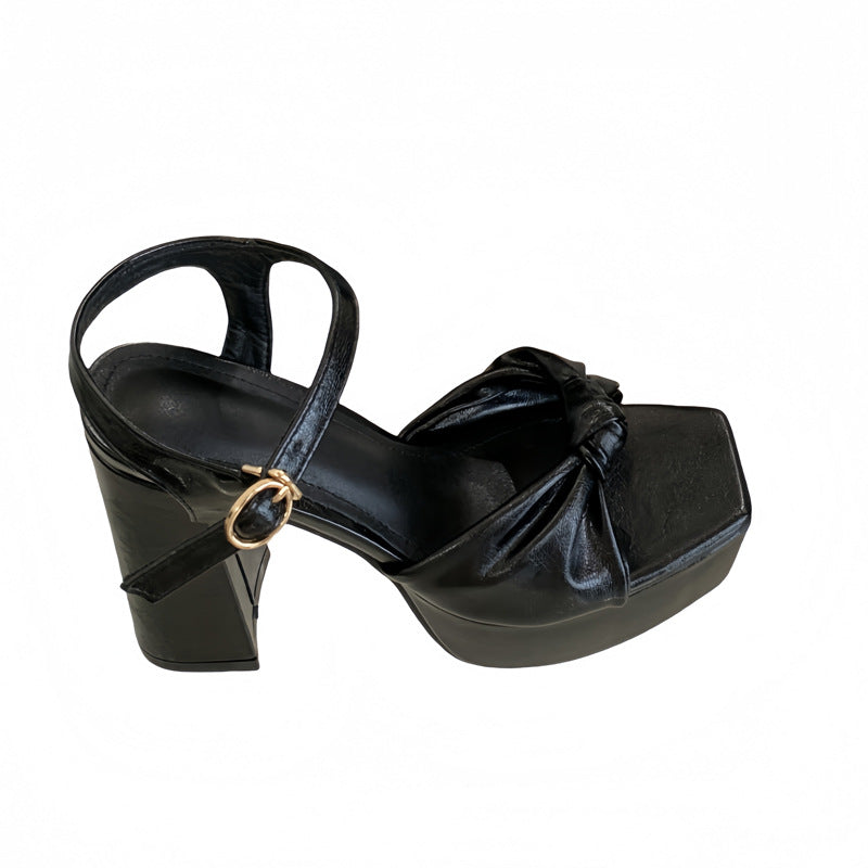 Dame Plateau-sandaler med smagfuldt remdesign og moderne knudeelement Stilla