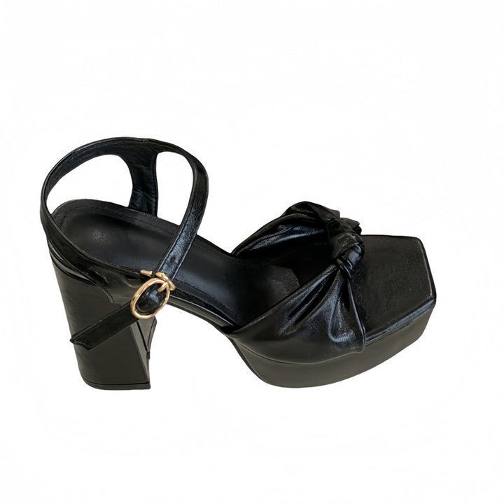 Dame Plateau-sandaler med smagfuldt remdesign og moderne knudeelement Stilla