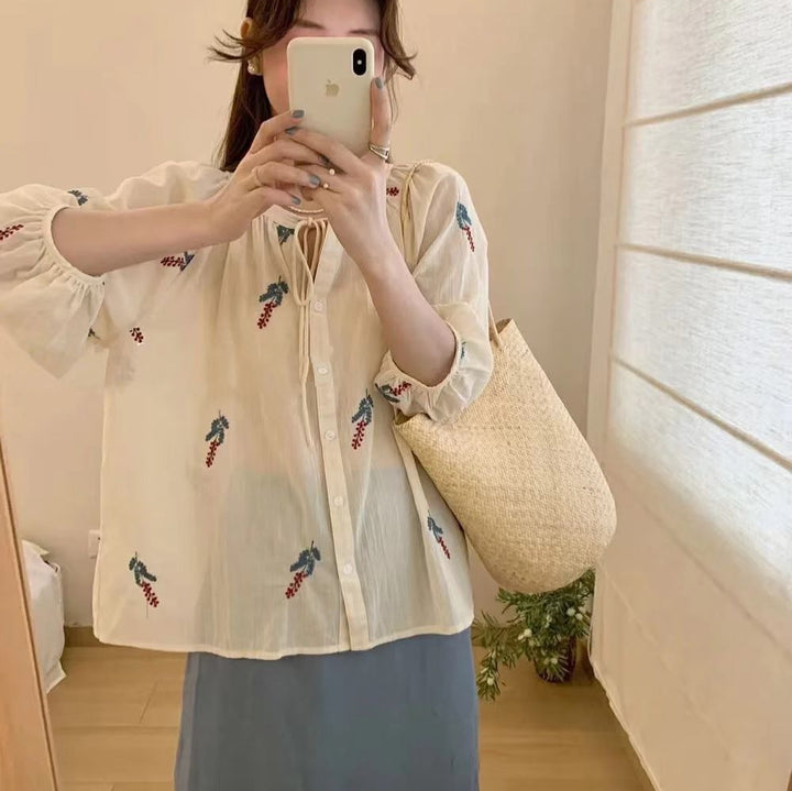 Dame Broderet Bluse med Knude Slips og Ballonærmer Stilla