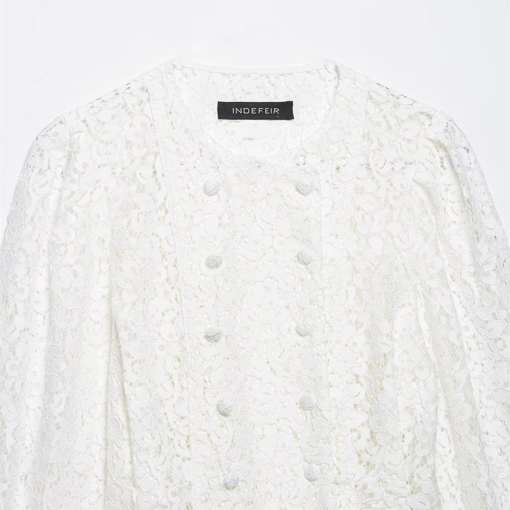 Dame spidsbluse med dekorative knapper og elegant pasform Skovae