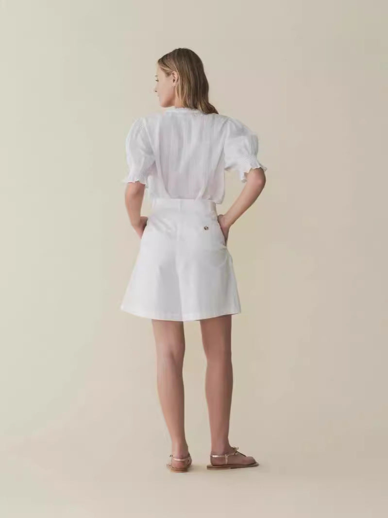 Damebluse med flæseærmer og elegant broderi Stilla