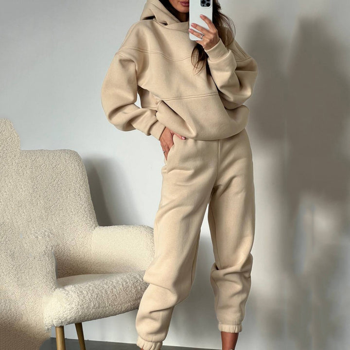 Kvinders sporty hoodie og komfortable bukser med bred pasform Skovae