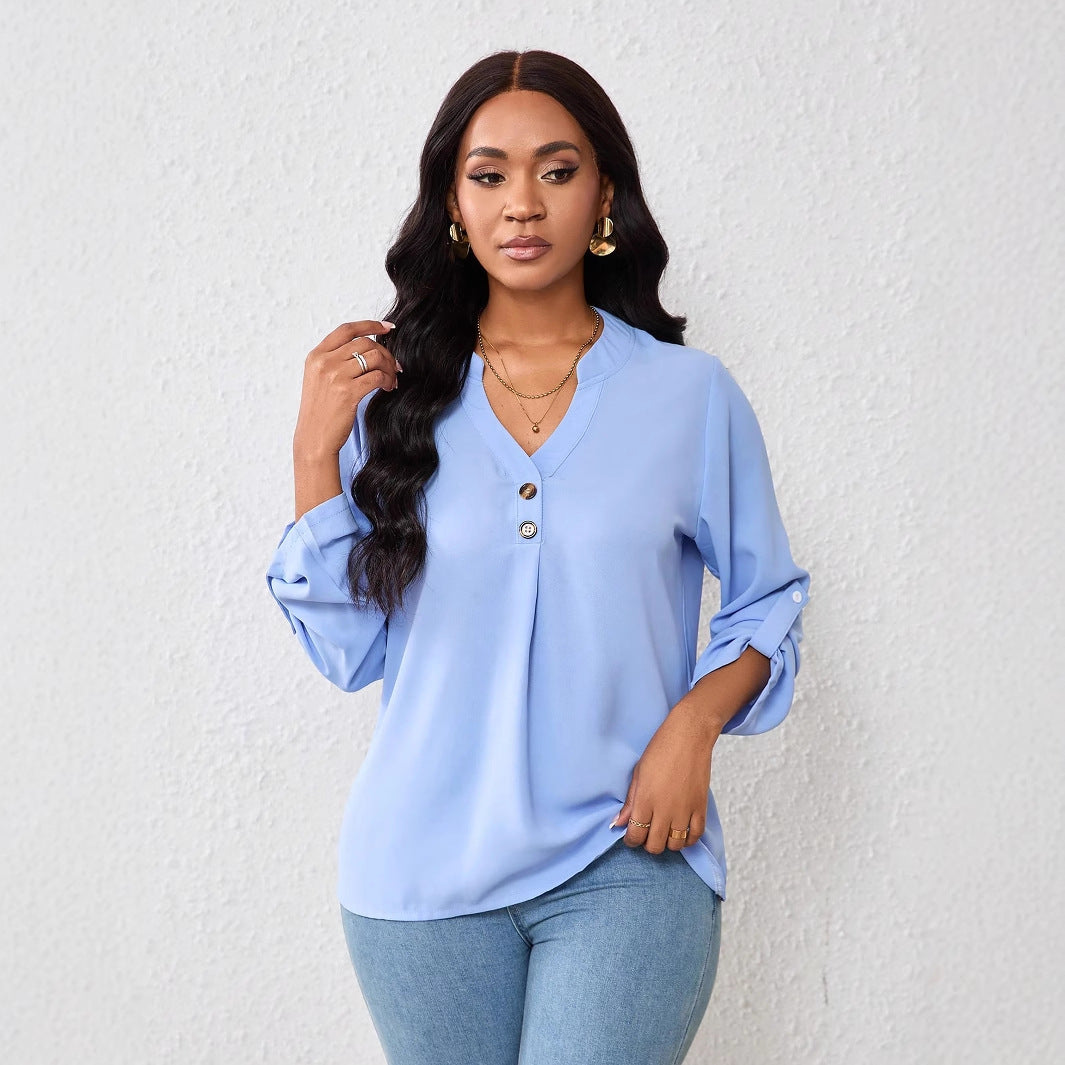 Damebluse med elegant V-udskæring og dekorative knapper Stilla
