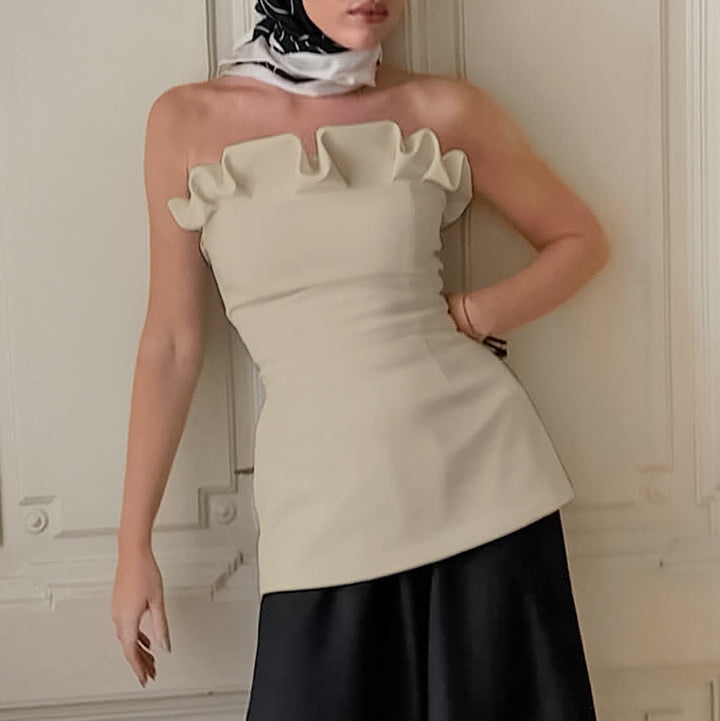 Dame top med off-shoulder design og svingende flæsehem. Stilla