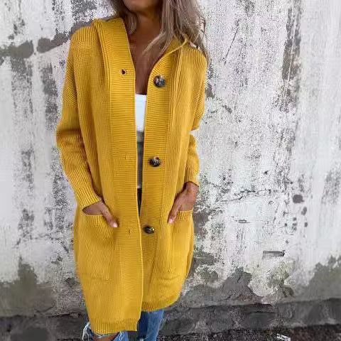 Kvinders strikket frakke med praktiske lommer og elegant knapdesign Stilla
