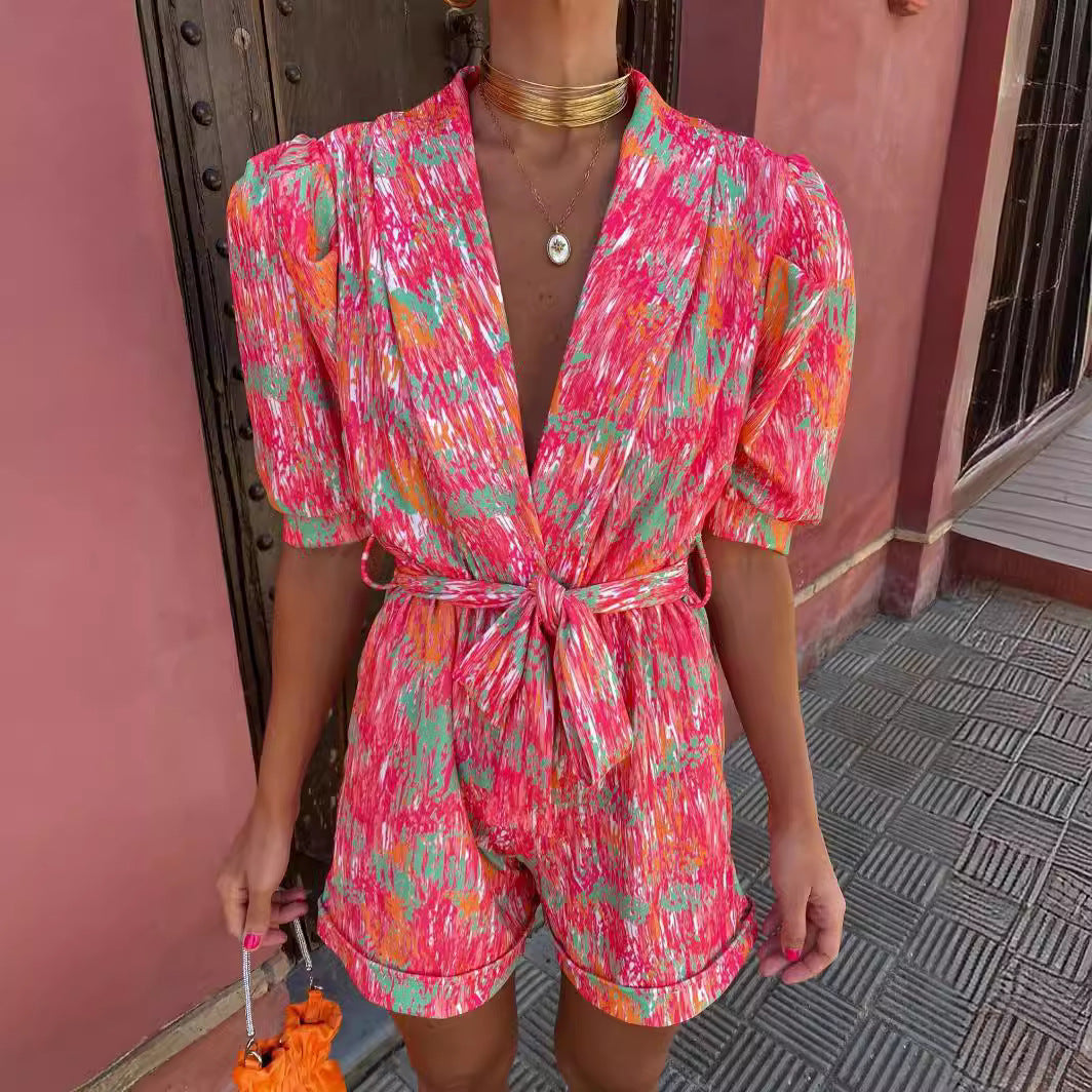 Dame moderner Jumpsuit med moderne puffærmer og farverigt grafisk design Stiila
