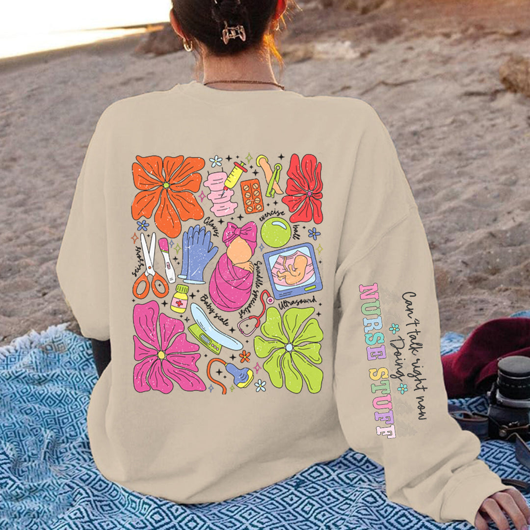 Kvinders hoodie med farverigt grafisk design og originalt plejemotiv Stilla