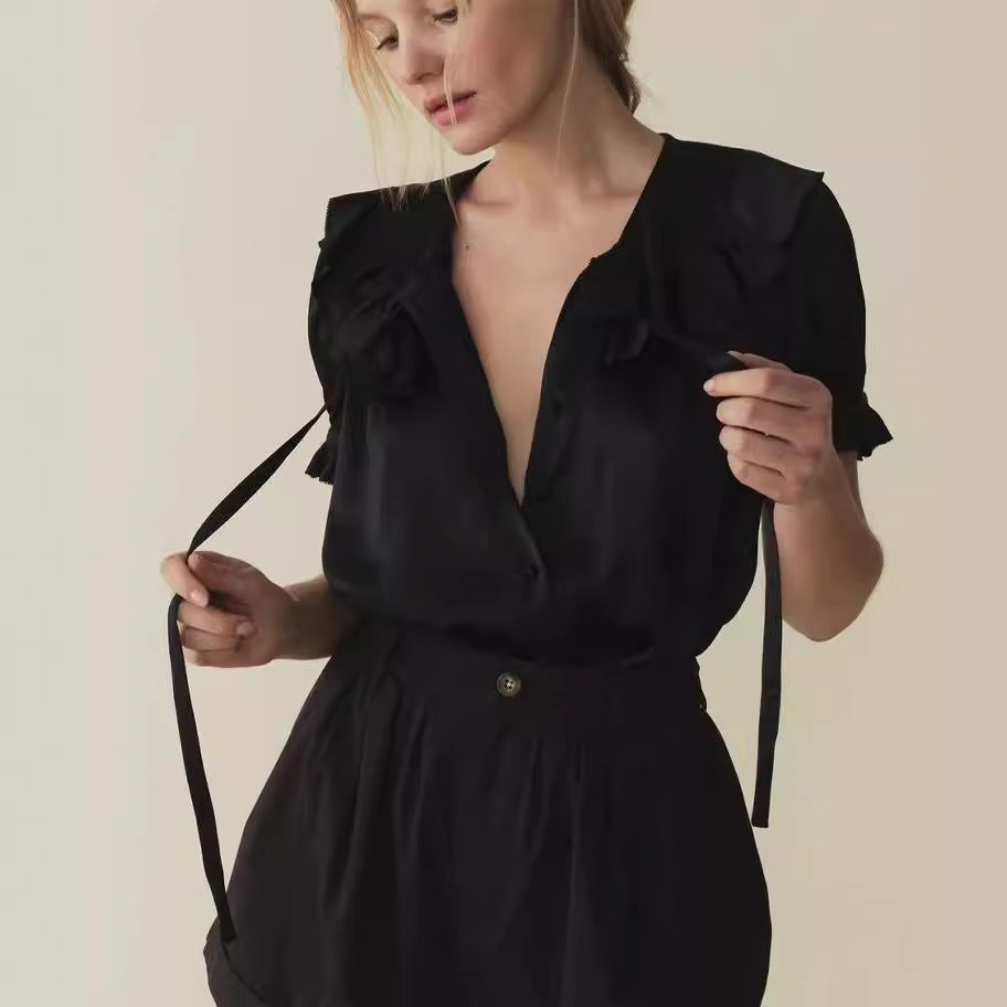 Damebluse med voluminøse ruffle detaljer og dekorative spændingselementer Stilla