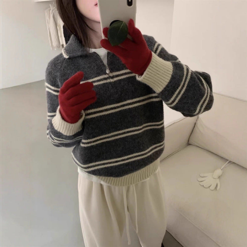 Kvinders strikket pullover med halv lynlås og stribet design Stilla