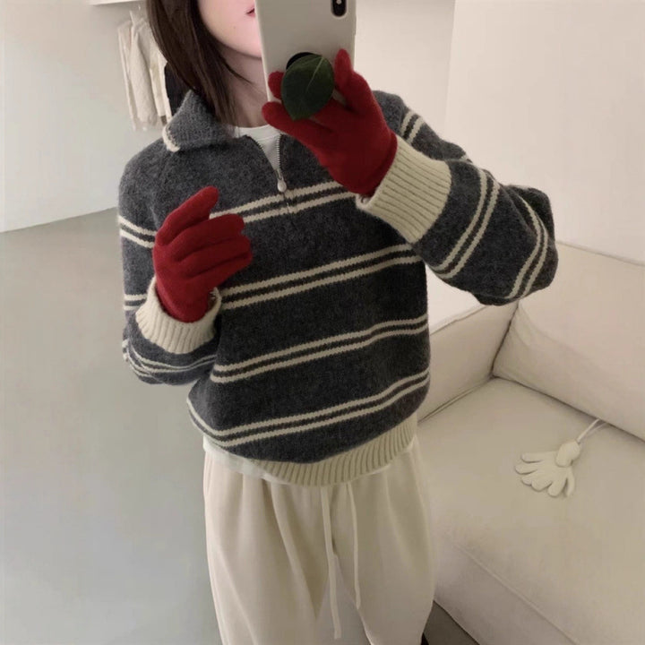 Kvinders strikket pullover med halv lynlås og stribet design Stilla