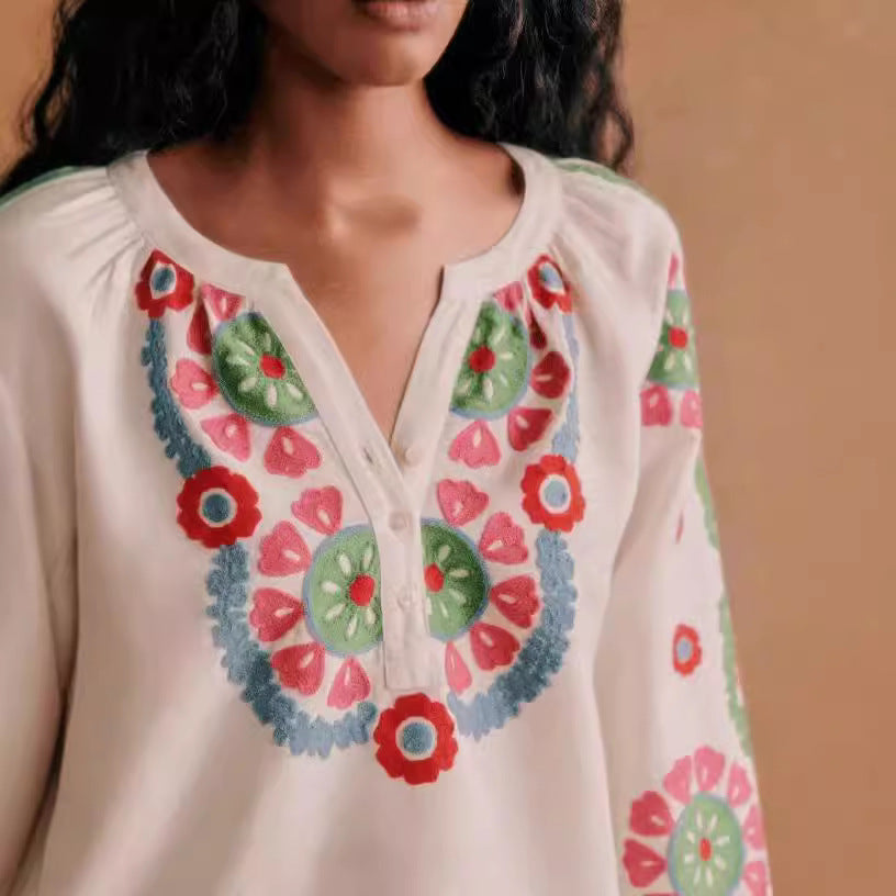 Dame broderet bluse med kreative blomsterapplikationer og fine knapdetaljer Stilla