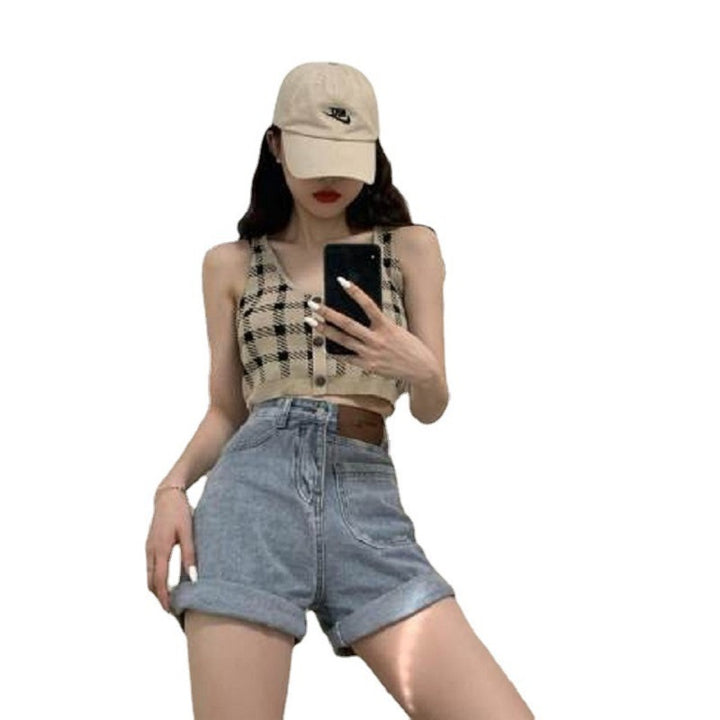 Kvinders cropped top med ternet mønster og knapdetalje Skovae