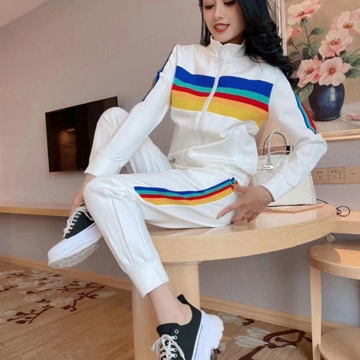 Kvinders sporty fritidssæt med høj krave og farverige striber Skovae
