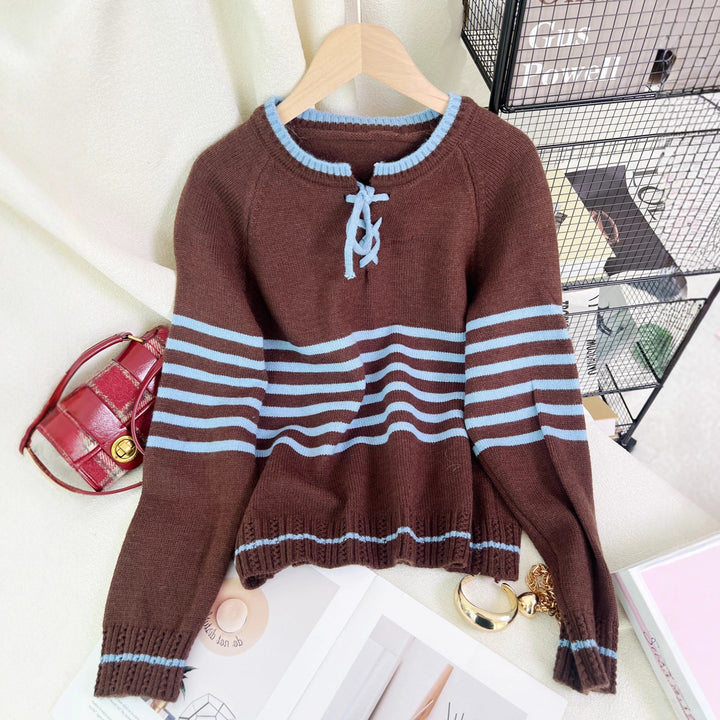 Kvinders sweater med sideløsning og moderne stribemønster Stilla