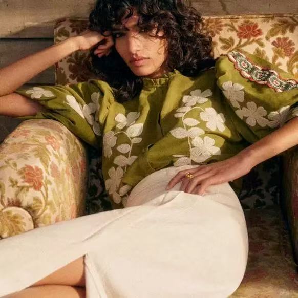 Damebluse med kunstneriske florale broderier og elegante pufærmer Stilla