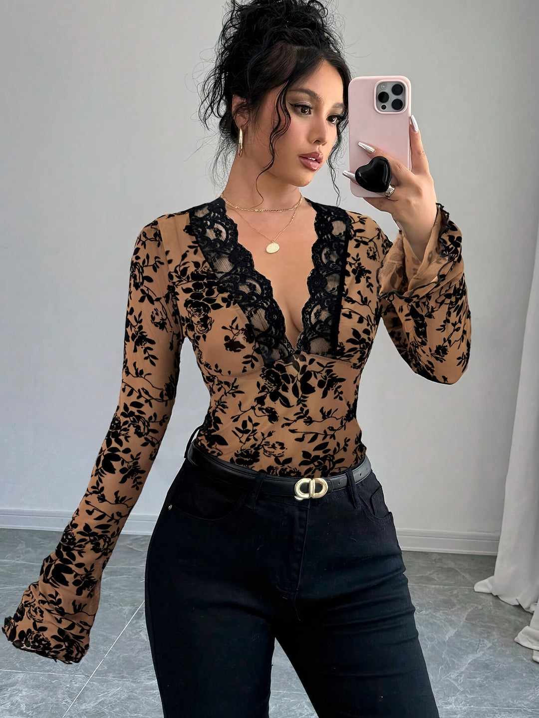Dame nan en tætsiddende transparent mesh-spitzenbluse med dyb v-udskæring og floral velourstruktur skovae