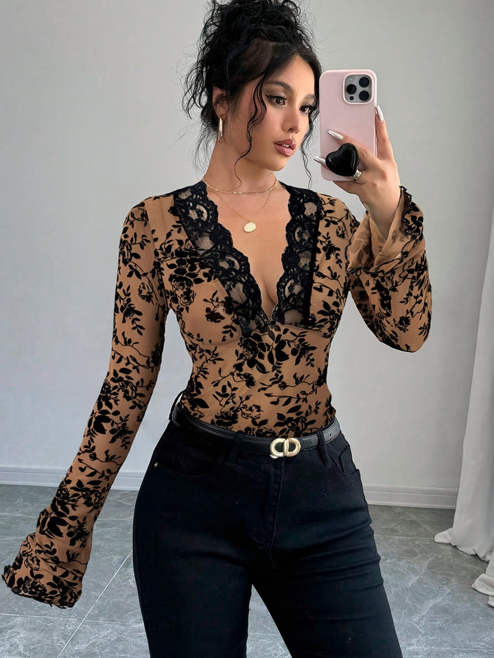 Dame nan en tætsiddende transparent mesh-spitzenbluse med dyb v-udskæring og floral velourstruktur skovae