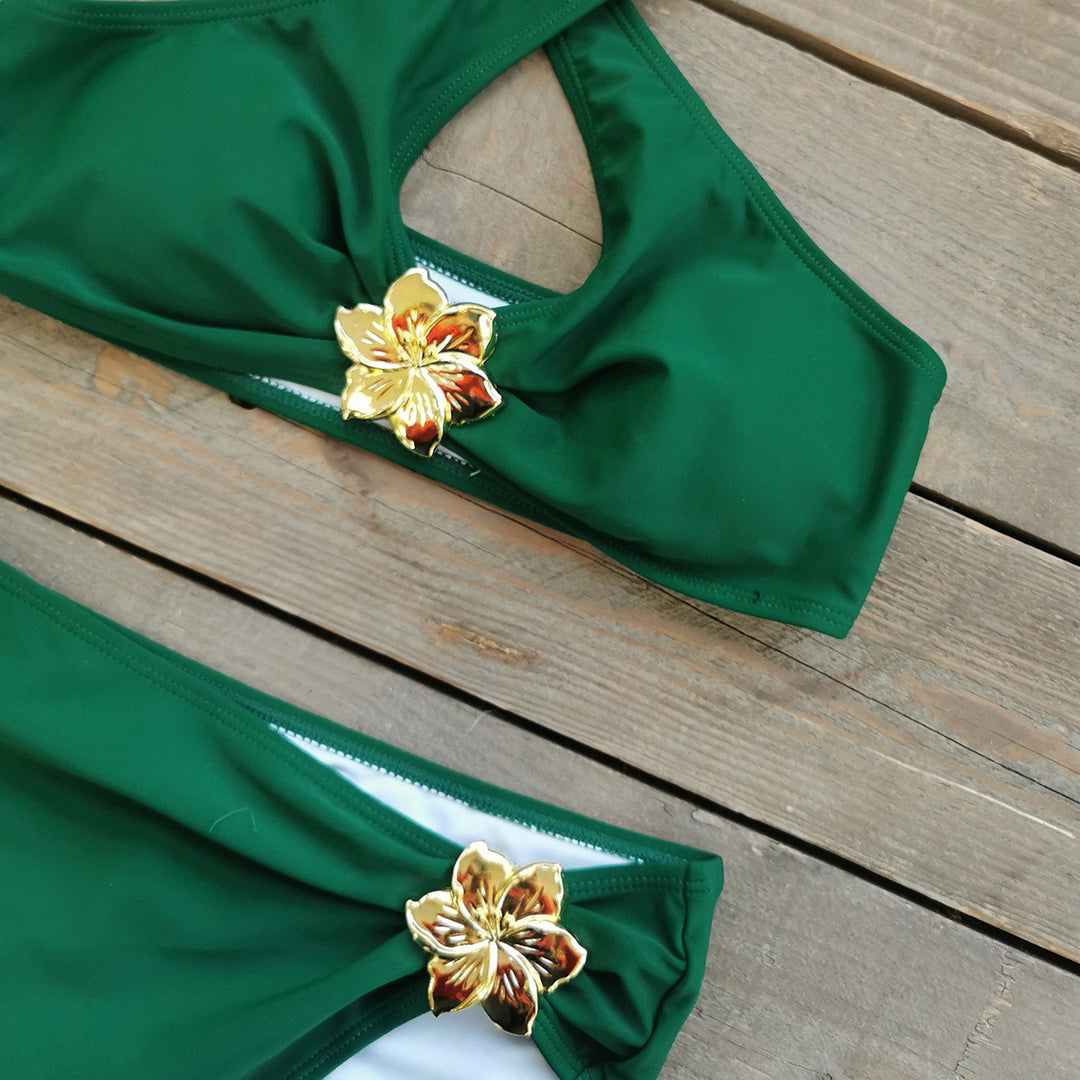 Dame bikini-sæt med elegant krydsrem og florale applikationer Stilla