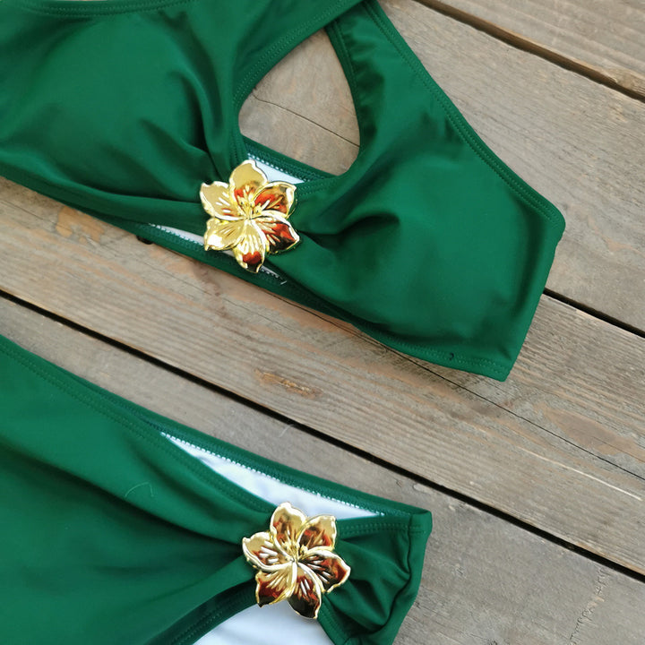 Dame bikini-sæt med elegant krydsrem og florale applikationer Stilla
