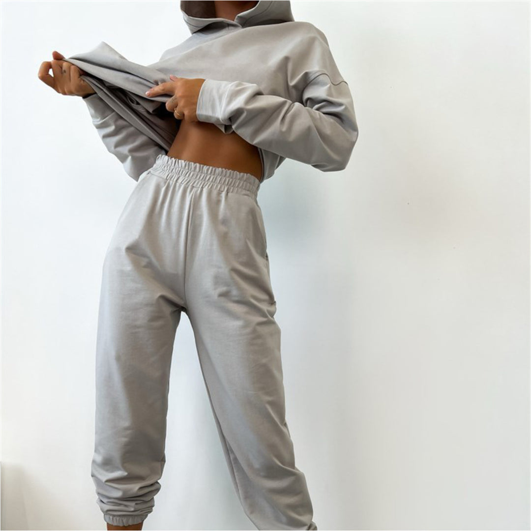 Kvinders sporty hoodie sæt lavet af blød bomuldsblanding med praktiske lommer