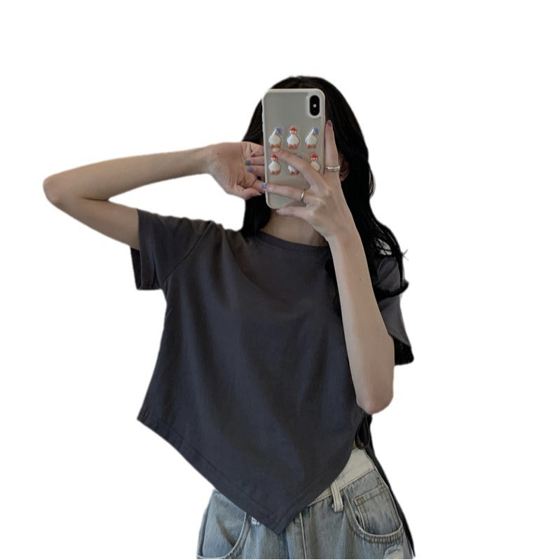 Kvindernes crop top med asymmetrisk kant og løs pasform